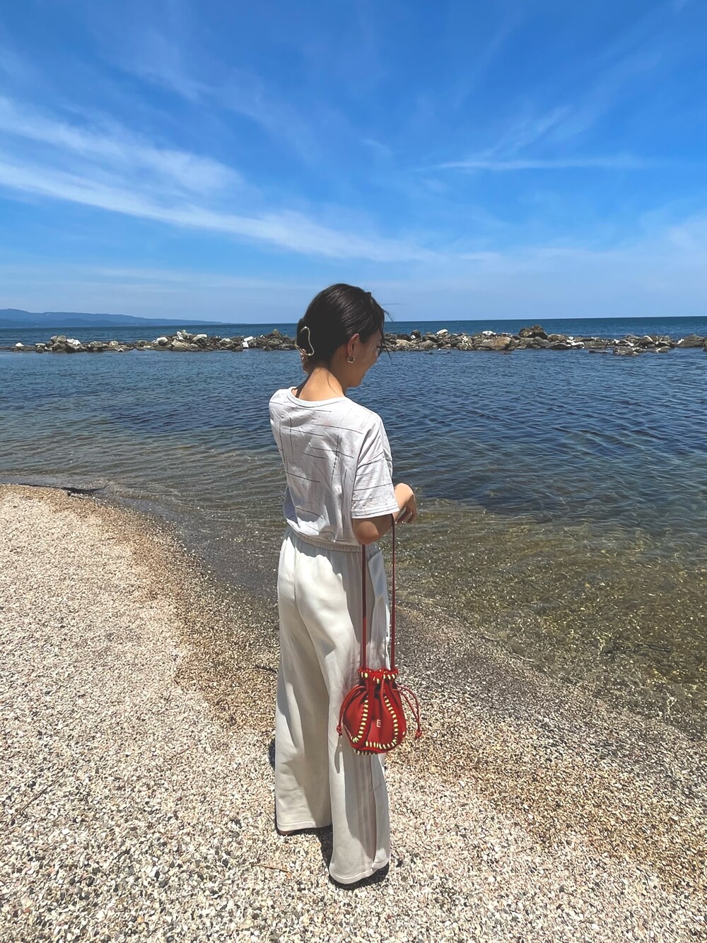 「sneeuwのアイテム（Tシャツ/カットソー、ホワイト系）」を使った、erikaさん（レディース・159cm）の秋コーディネートの1枚目の写真
