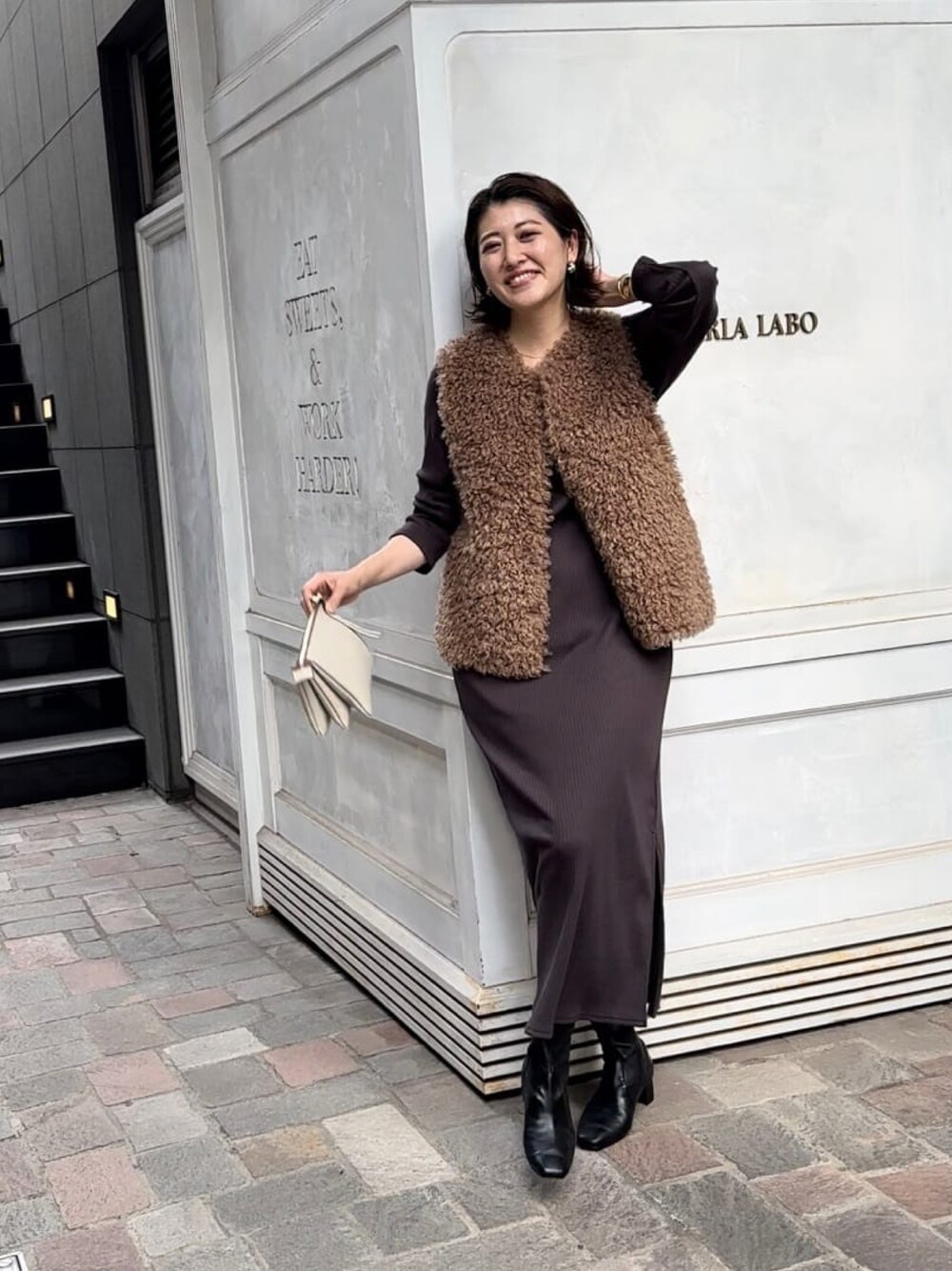 「秋服まるっと大公開、秋服準備はじめました、オトナカジュアル、お出かけコーデ、秋コーデ、シンプルスタイル、キレイめカジュアル、カーディガンコーデ、秋冬コーデ、ワンピーススタイル、ファーベスト、ファーベストコーデ、ブーツ」｜「RIVE DROITEのカーリーファーベスト（その他アウター、ブラウン系）」を使った、shihoさん（レディース・164cm）の秋コーディネートの1枚目の写真