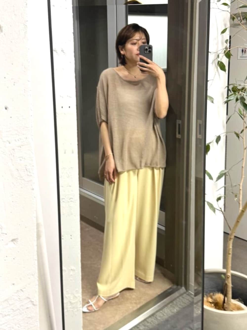 「大人女子、夏ファッション、オトナ女子、ゆるコーデ、楽チンコーデ、パンツコーデ、アラフォー、アラフォーコーデ、アラフォーファッション、骨格ウェーブ、30代、30代コーデ、30代ファッション」｜「RIVE DROITEの予約【さらっと着やすい】ペーパーポンチョニット（ニット/セーター、ブラウン系）」を使った、shihoさん（骨格ウェーブ・レディース・165cm）の春コーディネートの1枚目の写真