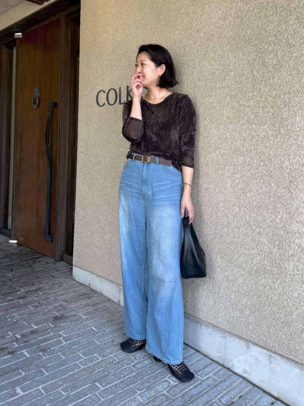 ブラウン系のTシャツ/カットソー、ブルー系のデニムパンツ、ブラウン系のベルトを着用したレディースの秋コーディネートの1枚目の写真