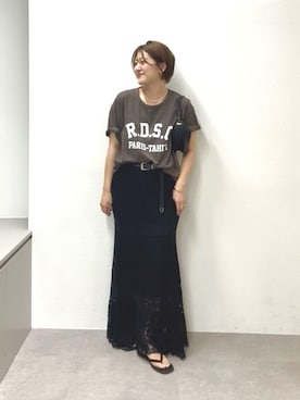 「RIVE DROITE（リヴドロワ）の【Yossshiiii企画/即完売につき再販売/新色追加】R.D.S.CロゴTe（Tシャツ/カットソー、ブラウン系）」を使った、shihoさん（レディース・165cm）の春コーディネート