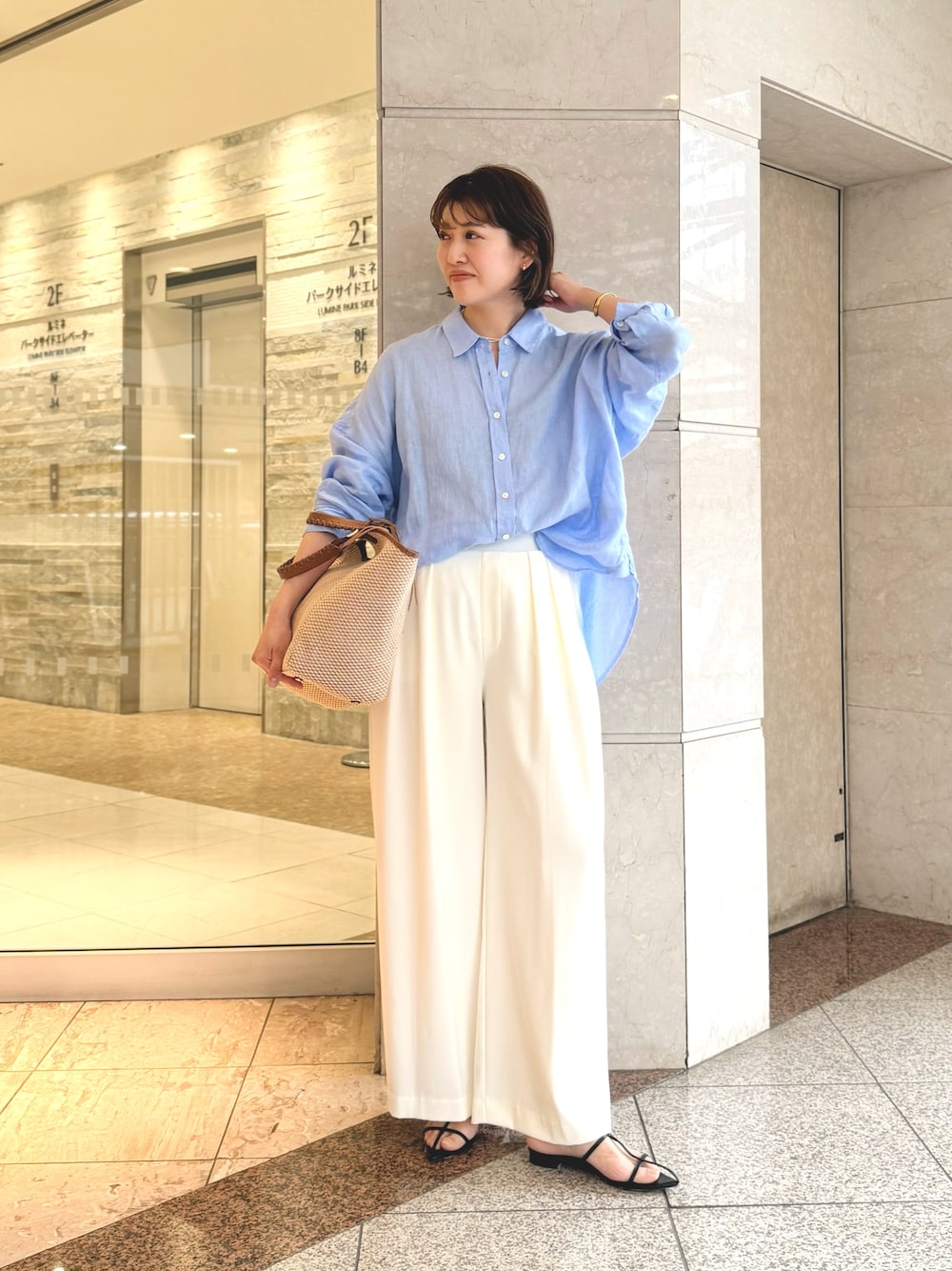 「シャツスタイル、シャツ、シャツコーデ、スラックス、春カラー、オフィスカジュアル、イエベ春、春めき満開コーデ」｜「RIVE DROITEの予約【ベストセラー/7色展開/夏まで活躍】リネンワイドシャツ（シャツ/ブラウス、ブルー系）」を使った、shihoさん（骨格ウェーブ・レディース・165cm）の春コーディネートの1枚目の写真