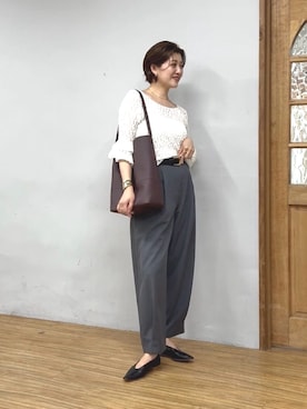 「RIVE DROITE（リヴドロワ）の【接触冷感/速乾性/抗ピリング/UV遮蔽率80％/吸汗性/イージーケア】ソモウライクカーブスラックス（オフィスカジュアル）（Trousers、グレー系）」を使った、shihoさん（レディース・165cm）の夏コーディネート