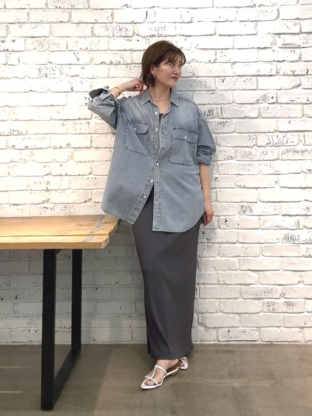 「アラフォーコーデ、30代コーデ、30代ファッション、ワンピース、ワンピーススタイル、ワンピースコーデ、デニムシャツ、おでかけコーデ、オトナカジュアル、夏コーデ、大人ファッション、骨格ウェーブ」｜「RIVE DROITEの2WAYリブタンクワンピース（ワンピース、グレー系）」を使った、shihoさん（骨格ウェーブ・レディース・165cm）の春コーディネートの1枚目の写真