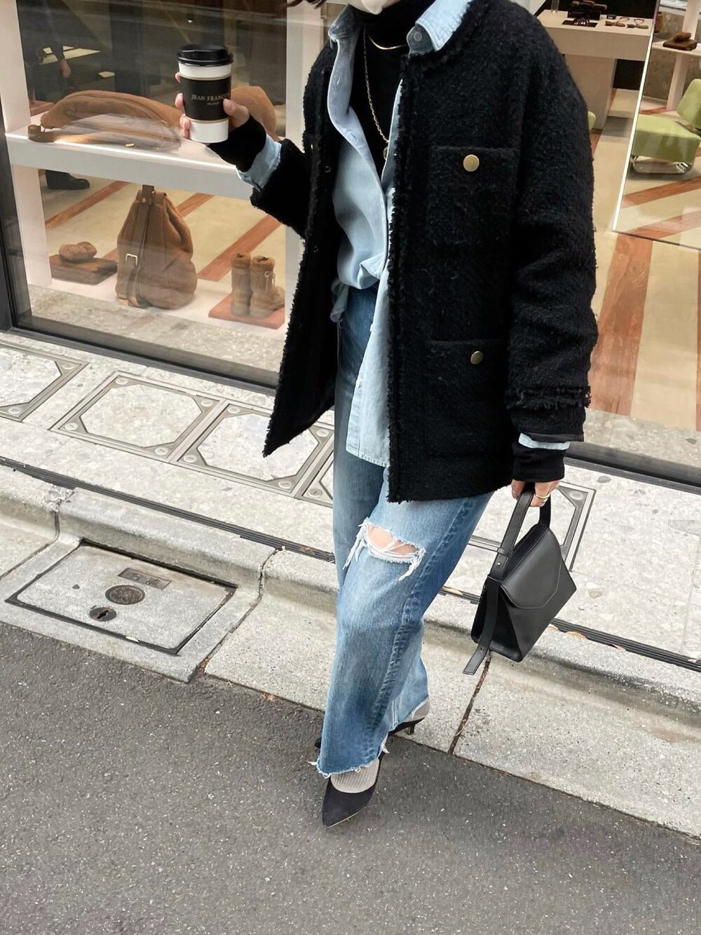 「冬コーデ、カジュアルコーデ、大人コーデ、休日スタイル、きれいめカジュアル、お出かけコーデ、お洒落さんとつながりたい、タートルネック、パンツスタイル、冬服、ツイード、ツイードジャケット、RIVEDROITE、リブドロワ」｜「RIVE DROITEの今季大注目のジャケット！/ツイードフリンジジャケット（ノーカラージャケット、ブラック系）」を使った、shihoさん（レディース・164cm）の冬コーディネートの1枚目の写真