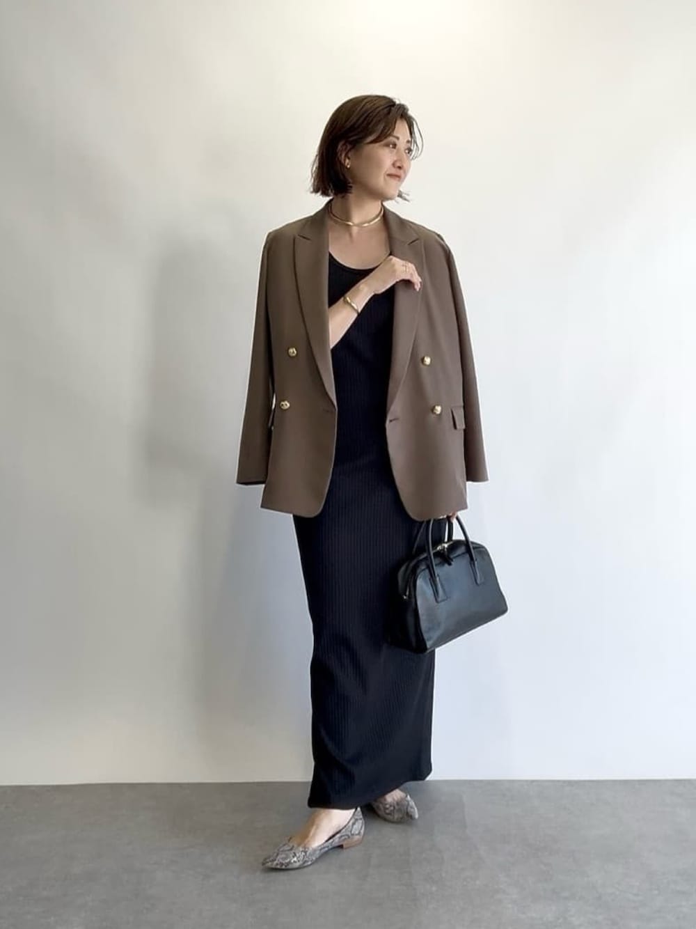 「ジャケット、ジャケットスタイル、ジャケットコーデ、ワンピ、ワンピース、ワンピーススタイル、ワンピースコーデ、綺麗めコーデ、きれいめカジュアル、きれいめ、デートコーデ、アラフォーコーデ、30代コーデ、秋服準備はじめました、秋コーデ」｜「RIVE DROITEの予約【秋の即戦力】ピーチツイルピークドラペルジャケット（テーラードジャケット、ブラウン系）」を使った、shihoさん（骨格ウェーブ・レディース・165cm）の夏コーディネートの1枚目の写真