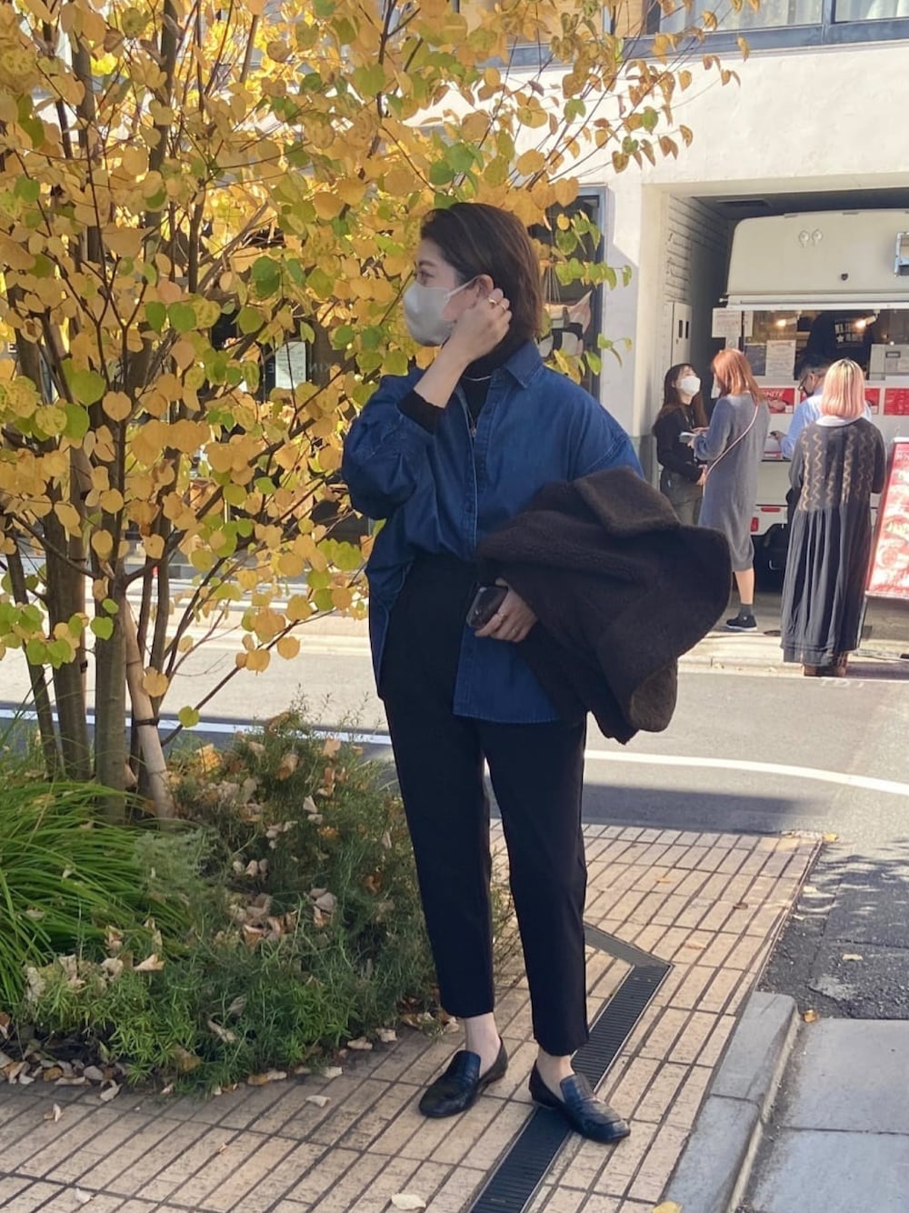 「秋冬コーデ、シンプルコーデ、お出かけコーデ、大人カジュアル、ゆるコーデ、大人コーデ、黒パンツ、黒テーパードパンツ、テーパードパンツ、デニムシャツ、ボアコート、ボアショートコート、ブラウンコーデ、ブラウン×ブラック」｜「RIVE DROITEの細見え効果抜群の美シルエット/小山田早織さんコラボパンツ（その他パンツ、ブラック系）」を使った、shihoさん（レディース・164cm）の冬コーディネートの1枚目の写真
