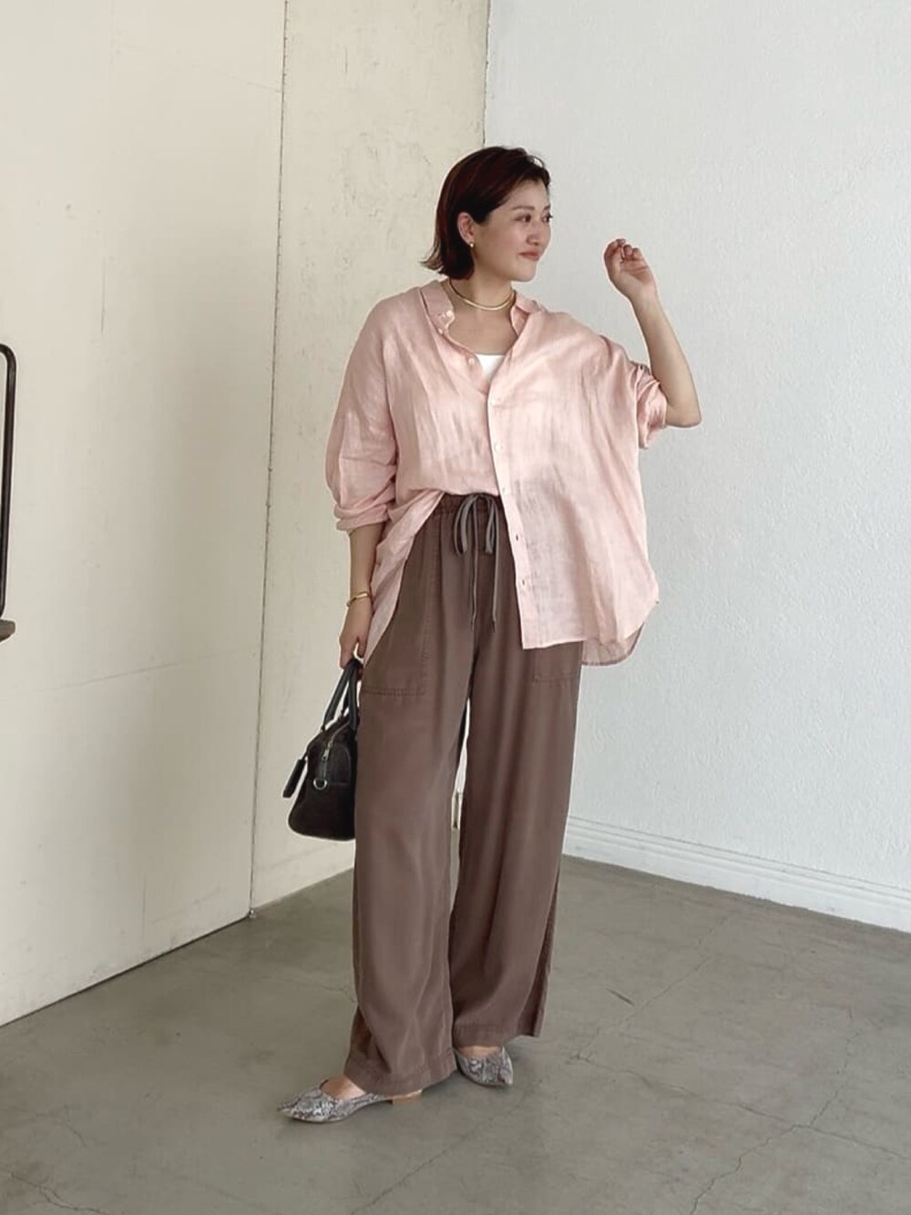 「シンプルスタイル、おでかけコーデ、ラクチンコーデ、パンツコーデ、30代コーデ、キレイめカジュアル、ゆるコーデ、秋服準備はじめました、秋コーデ、秋のコーデ、ピンク、リネンシャツ、アラフォーコーデ、アラフォー、イエベ春」｜「RIVE DROITEの予約【一枚でも羽織でも活躍！】リネンワイドシャツ（シャツ/ブラウス、ピンク系）」を使った、shihoさん（骨格ウェーブ・レディース・165cm）の夏コーディネートの1枚目の写真