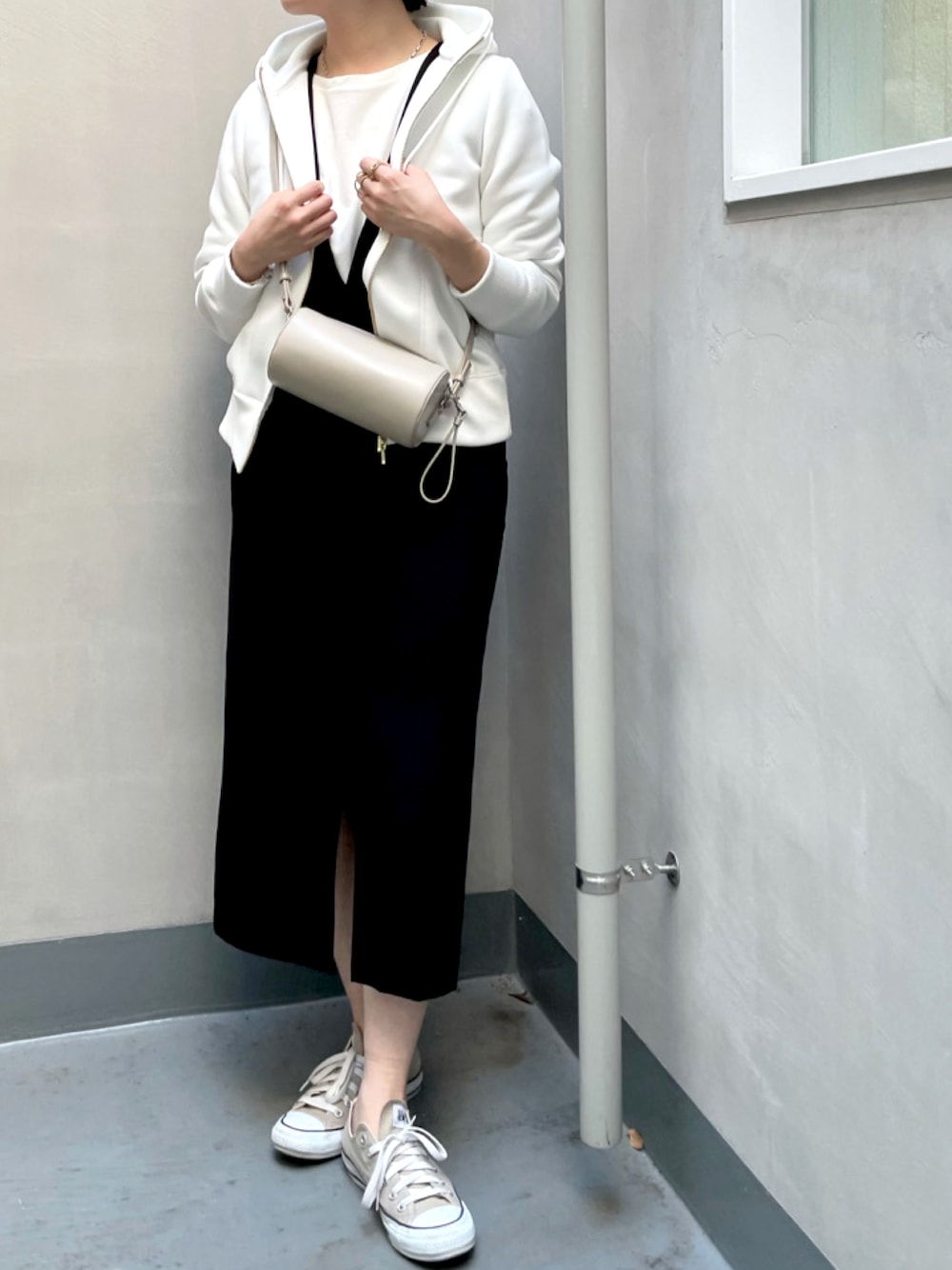 「大人カジュアル、シンプル、秋服、大人かわいい、ブラックコーデ、ラクチンコーデ、秋冬コーデ、夏、ラフ、カジュアル、秋コーデ、RIVEDROITE、パーカー、スニーカー、メンズライク」｜「RIVE DROITEの毎年定番人気アイテム/スポンジダンボールZIPパーカーカットソー（パーカー、ホワイト系）」を使った、shihoさん（レディース・164cm）の夏コーディネートの1枚目の写真
