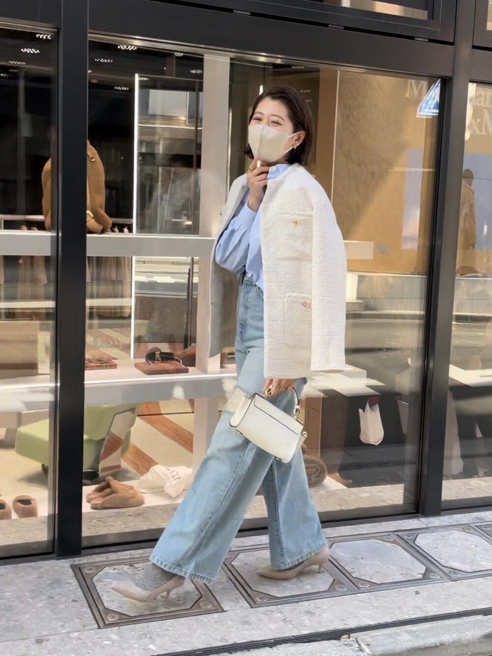 「きれいめカジュアル、ツイードジャケット、デニムコーデ、ダメージデニムパンツ、ワイドデニム、白ジャケット、デニム」｜「RIVE DROITEの柔らかくソフトな風合い/オックスフォードシャツ（シャツ/ブラウス、ブルー系）」を使った、shihoさん（レディース・164cm）の冬コーディネートの1枚目の写真