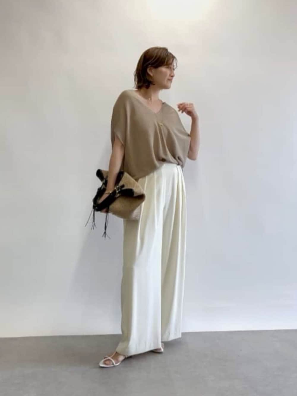 「シンプルスタイル、夏ファッション、大人ファッション、パンツコーデ、オフィススタイル、お仕事コーデ、骨格ウェーブ、アラフォー、アラフォーコーデ、30代コーデ、30代ファッション、30代」｜「RIVE DROITEの手洗い可/タックワイドスラックス（スラックス、ホワイト系）」を使った、shihoさん（骨格ウェーブ・レディース・165cm）の夏コーディネートの1枚目の写真