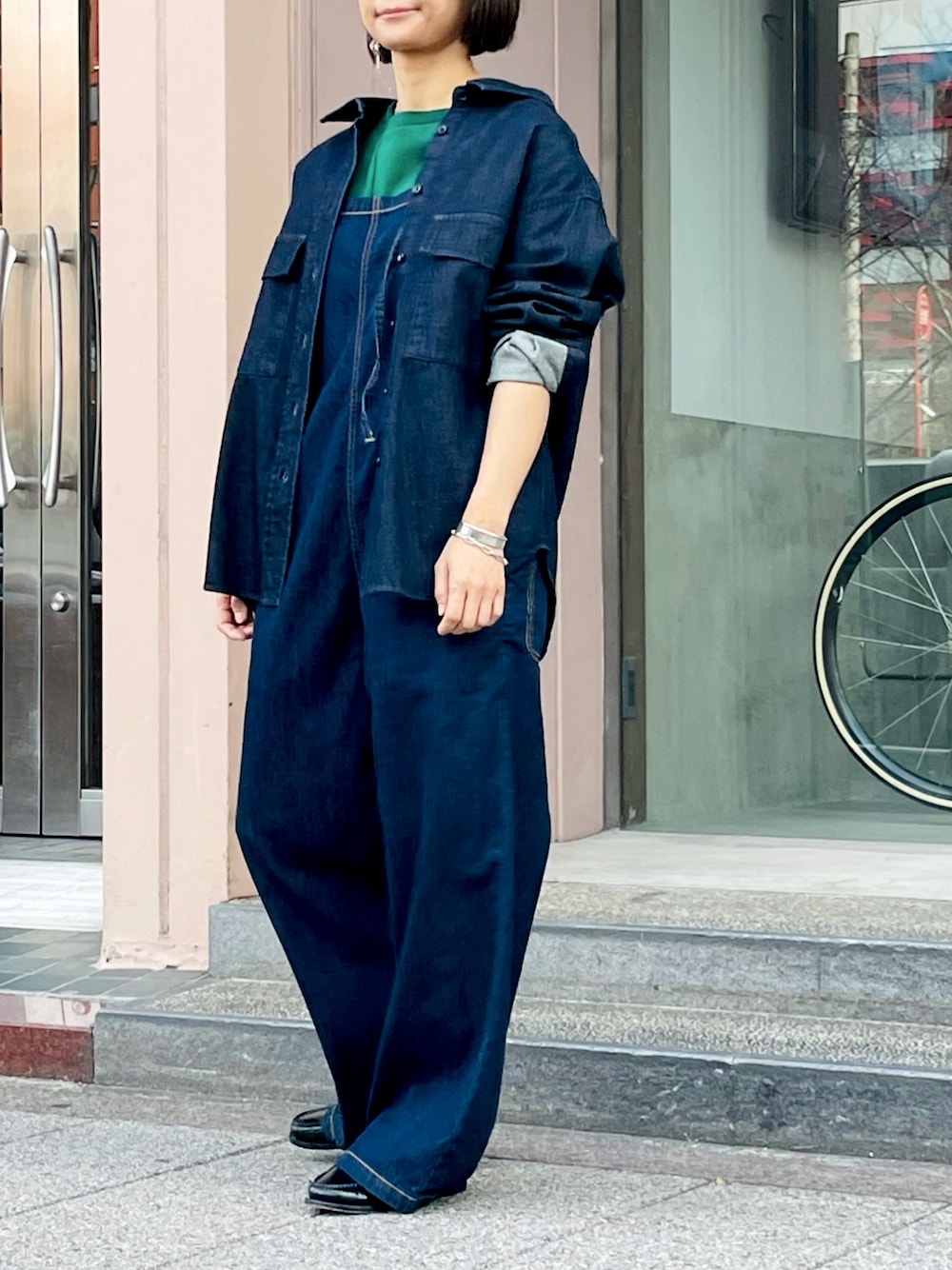 「デニム、シャツスタイル、大人女子、セットアップ、カラーコーデ、大人かわいい、きれいめカジュアル、春服、グリーン」｜「Munichの8ozデニムシャツ（シャツ/ブラウス、ブルー系）」を使った、san🦔さん（レディース・158cm）の春コーディネートの1枚目の写真
