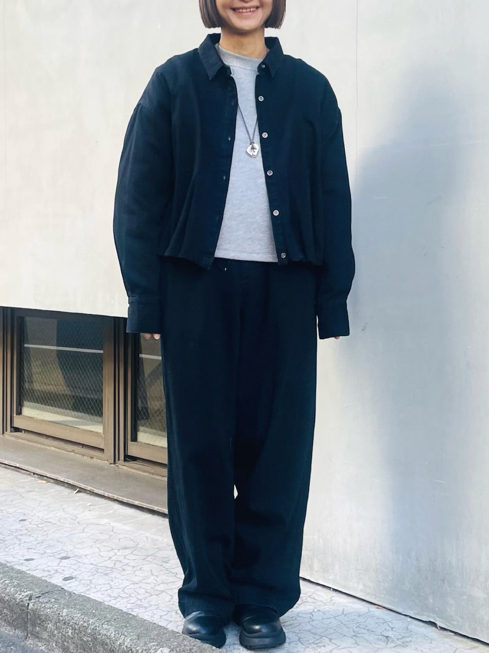 ブラック系のシャツ/ブラウス、グレー系のスウェット、ブラック系のデニムパンツを着用したレディースの冬コーディネートの1枚目の写真