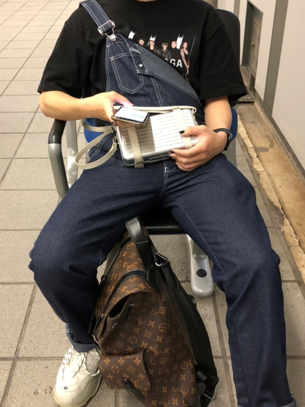 「boy、おとこのこ、BALENCIAGA、トリプルS、summer、大学生、オーバーオール、ダッドスニーカー、Tシャツ、メンズライク、オーバーサイズ、ジーンズ、旅行、girl、VINTAGE」｜「LOUIS VUITTONのアイテム（バックパック/リュック、ブラウン系）」を使った、ちょこみんとさん（メンズ・168cm）の秋コーディネートの1枚目の写真