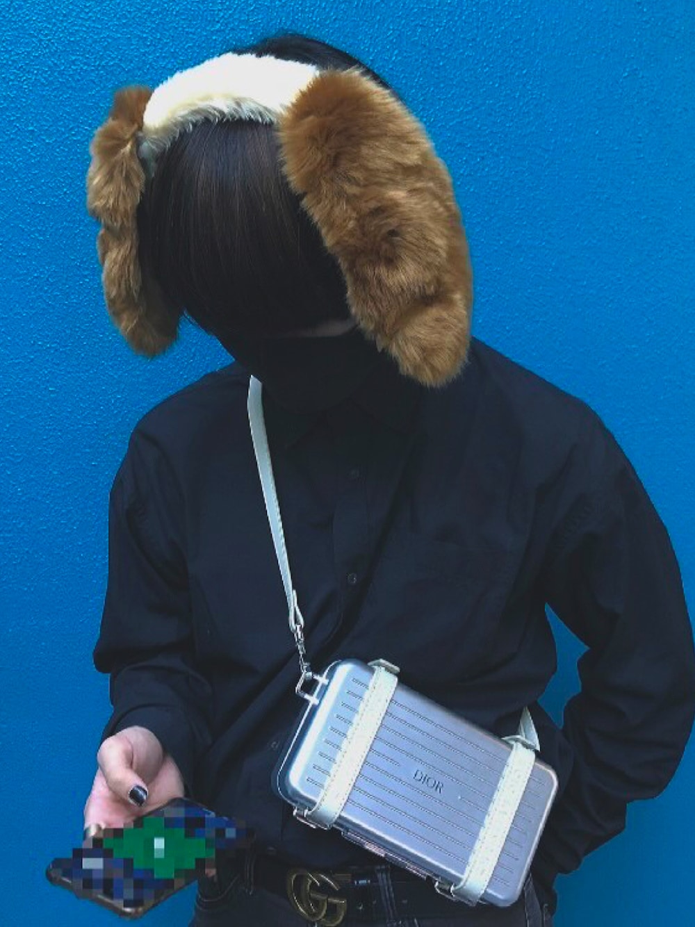 「boy、大学生、大学生コーデ、冬コーデ、オールブラック、USJ、BALENCIAGA、シャツスタイル、タックイン、黒スキニー、黒、ショルダーバッグ、ハイウエスト、男の子」｜「Diorのアイテム（ショルダーバッグ、シルバー系）」を使った、ちょこみんとさん（メンズ・168cm）の秋コーディネートの1枚目の写真