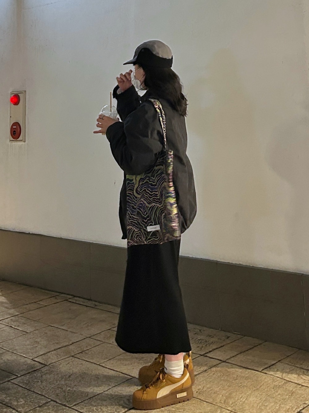 「春服デビュー宣言、WHO’S WHO gallery、GU、PUMA、sanself、undercontrol、カジュアルコーデ、シンプルスタイル、休日コーデ、私の推しブランド、春アウター、スニーカー、トートバッグ、おでかけコーデ、スカートスタイル」｜「WHO'S WHO galleryのCOOPER FACTワッペンショートモッズ（モッズコート、ブラック系）」を使った、nanacoさん（レディース・158cm）の春コーディネートの1枚目の写真