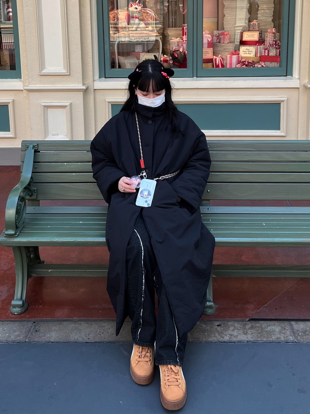 「ほめられ本命コーデ、apresjourmignon、WHO’S WHO gallery、PUMA、Topologie、大人カジュアル、ラクチンコーデ、パンツスタイル、スニーカー、デニムコーデ、ブラックコーデ、ワントーンコーデ、あったかコーデ、ブラック、ロングコート」｜「apres jour mignonの中綿ロングコート【ZOZOTOWN限定アイテム】（その他アウター、ブラック系）」を使った、nanacoさん（レディース・158cm）の冬コーディネートの1枚目の写真