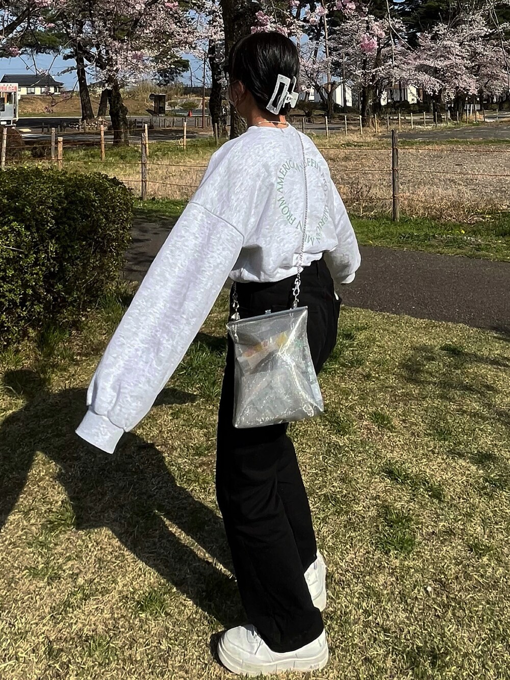 「dalfwin、WHO’S WHO gallery、春コーデ、大人カジュアル、きれいめカジュアル、デニム、ショルダーバッグ、ストリート、はじめましてコーデ、スウェット」｜「WHO'S WHO galleryのメッシュラメチェーンバッグ（トートバッグ、シルバー系）」を使った、nanacoさん（レディース・158cm）の春コーディネートの1枚目の写真
