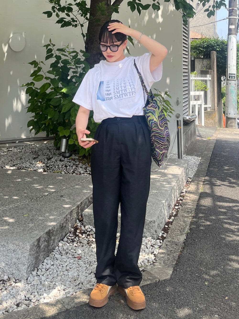 「お出かけコーデ日記、broken base、PUMA、sanself、CANALJEAN、WHO’S WHO gallery、ラクチンコーデ、オトナカジュアル、休日スタイル、パンツコーデ、スニーカーコーデ、ラフコーデ、ブルー、トートバッグ」｜「BROKEN BASEのシングルステッチグラフィックプリントT（Tシャツ/カットソー、ブルー系）」を使った、nanacoさん（レディース・158cm）の春コーディネートの1枚目の写真
