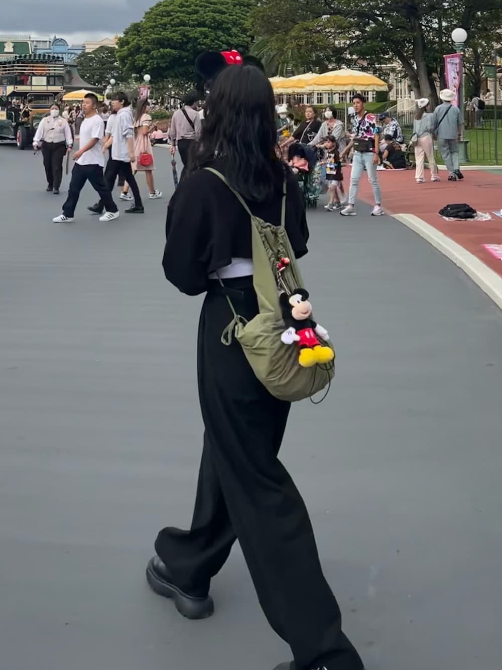 「秋服まるっと大公開、WHO’S WHO gallery、GU、ディズニーコーデ、ディズニー、休日スタイル、秋コーデ、シンプルスタイル、お出かけコーデ、秋服準備はじめました、大人カジュアル、パンツスタイル、秋服コーデ、ブラック、ショート丈トップス」｜「WHO'S WHO galleryの【ZOZO限定】2wayリングドットコンパクトカーデ（カーディガン/ボレロ、ブラック系）」を使った、nanacoさん（レディース・158cm）の秋コーディネートの1枚目の写真