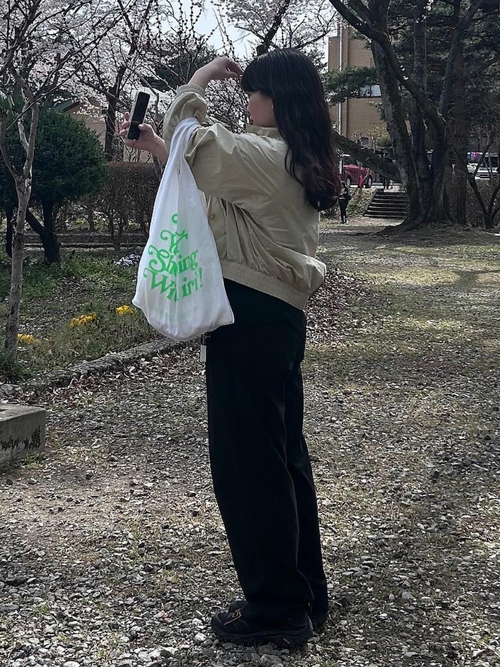 「春、UNIQLO、GU、merrell、おでかけコーデ、パンツスタイル、カジュアルスタイル、スニーカーコーデ、ユニクロ、ベージュコーデ」｜「UNIQLOのアイテム（ブルゾン、ベージュ系）」を使った、nanacoさん（レディース・158cm）の春コーディネートの1枚目の写真