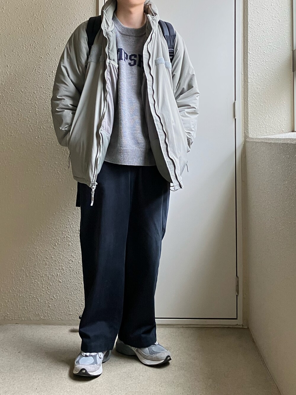 「休日コーデ、シンプルコーデ、オーバーサイズ、リラックススタイル、ニット、ミリタリージャケット、シンプル、古着MIX、古着、ワイドパンツ、おしゃれさんと繋がりたい」｜「MILITARYのアイテム（ダウンジャケット/コート、グレー系）」を使った、銀チョコさん（メンズ・166cm）の春コーディネートの1枚目の写真