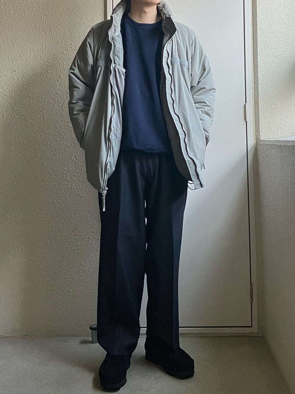「休日コーデ、秋冬コーデ、冬のコーデ、リラックススタイル、オーバーサイズ、冬アウター、グレー、古着、ミリタリー、古着MIX、スウェット、シンプルコーデ、ダウンジャケット、ノームコア、スラックス」｜「EDIFICEの久米繊維 別注 クルーネック ビックシルエット スウェット（スウェット、ブルー系）」を使った、銀チョコさん（メンズ・166cm）の冬コーディネートの1枚目の写真