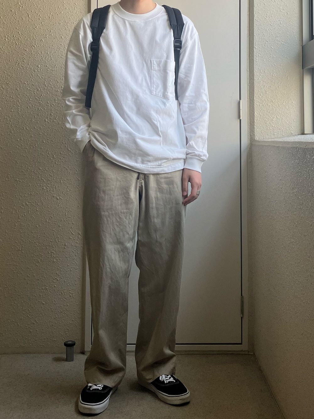 「春コーデ、オトナカジュアル、シンプル、ストリートコーデ、ゆるコーデ、白Tシャツ、古着MIX、チノパン、ミリタリー、古着、プチプラ、ユニクロ、シンプルコーデ」｜「UNIQLOのクルーネックＴ（長袖）（Tシャツ/カットソー、ホワイト系）」を使った、銀チョコさん（メンズ・166cm）の春コーディネートの1枚目の写真