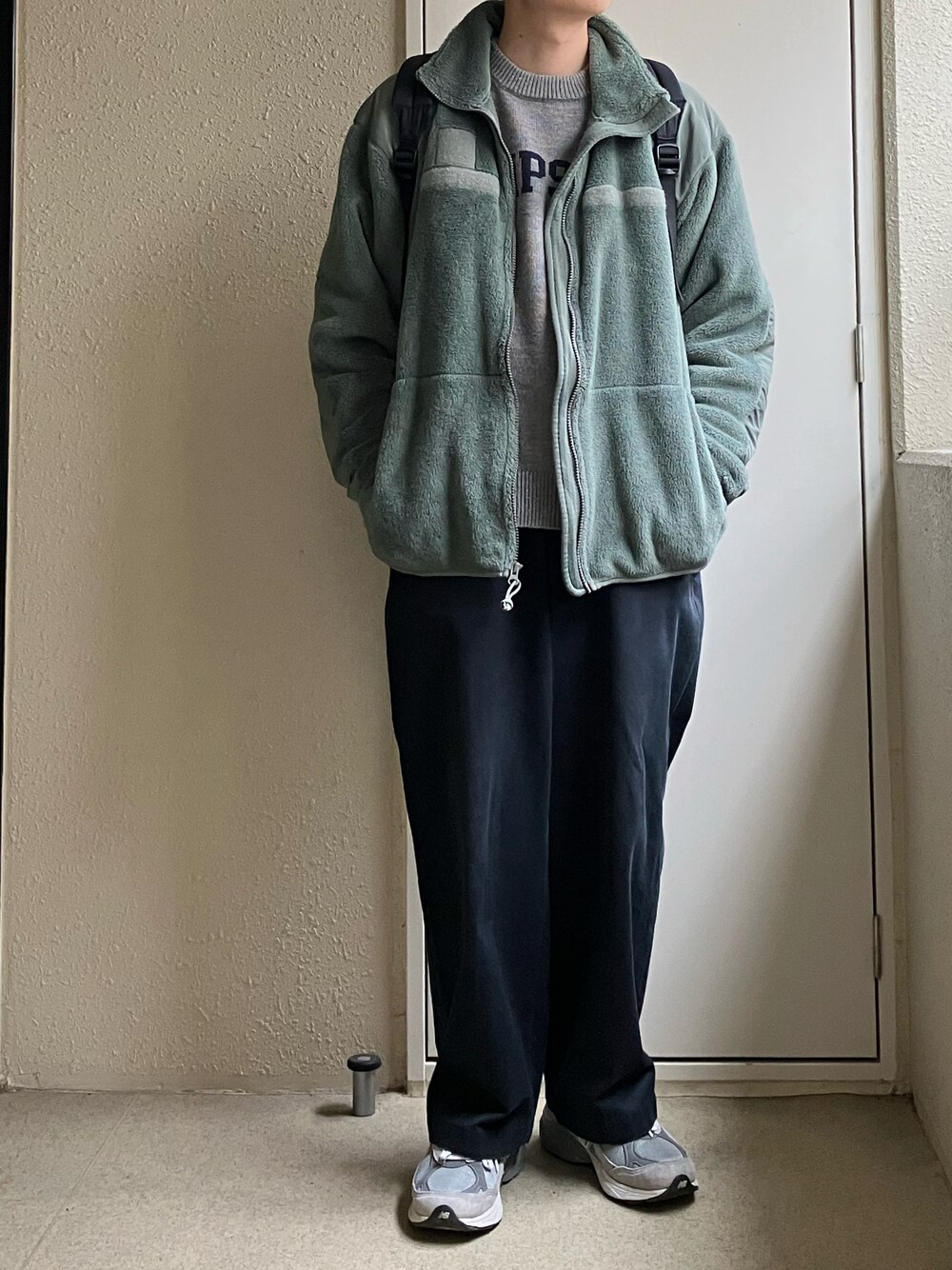 「お洒落さんとつながりたい、シンプルスタイル、メンズファッション、ファッションを楽しもう、スニーカーコーデ、ビッグシルエット、古着、休日スタイル、ラフ、ミリタリー、フリース、アメカジコーデ、古着コーデ」｜「MILITARYのアイテム（ミリタリージャケット、グレー系）」を使った、銀チョコさん（メンズ・166cm）の冬コーディネートの1枚目の写真