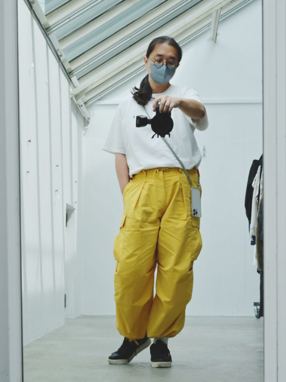 「夏コーデ、ラフ、カジュアル、Tシャツ、おっさんコーデ、CPCM、universaloverall、KUUUPY、Topologie」｜「CPCMのリップワイドカーゴパンツ（カーゴパンツ、イエロー系）」を使った、Bunさん（メンズ・171cm）の夏コーディネートの1枚目の写真
