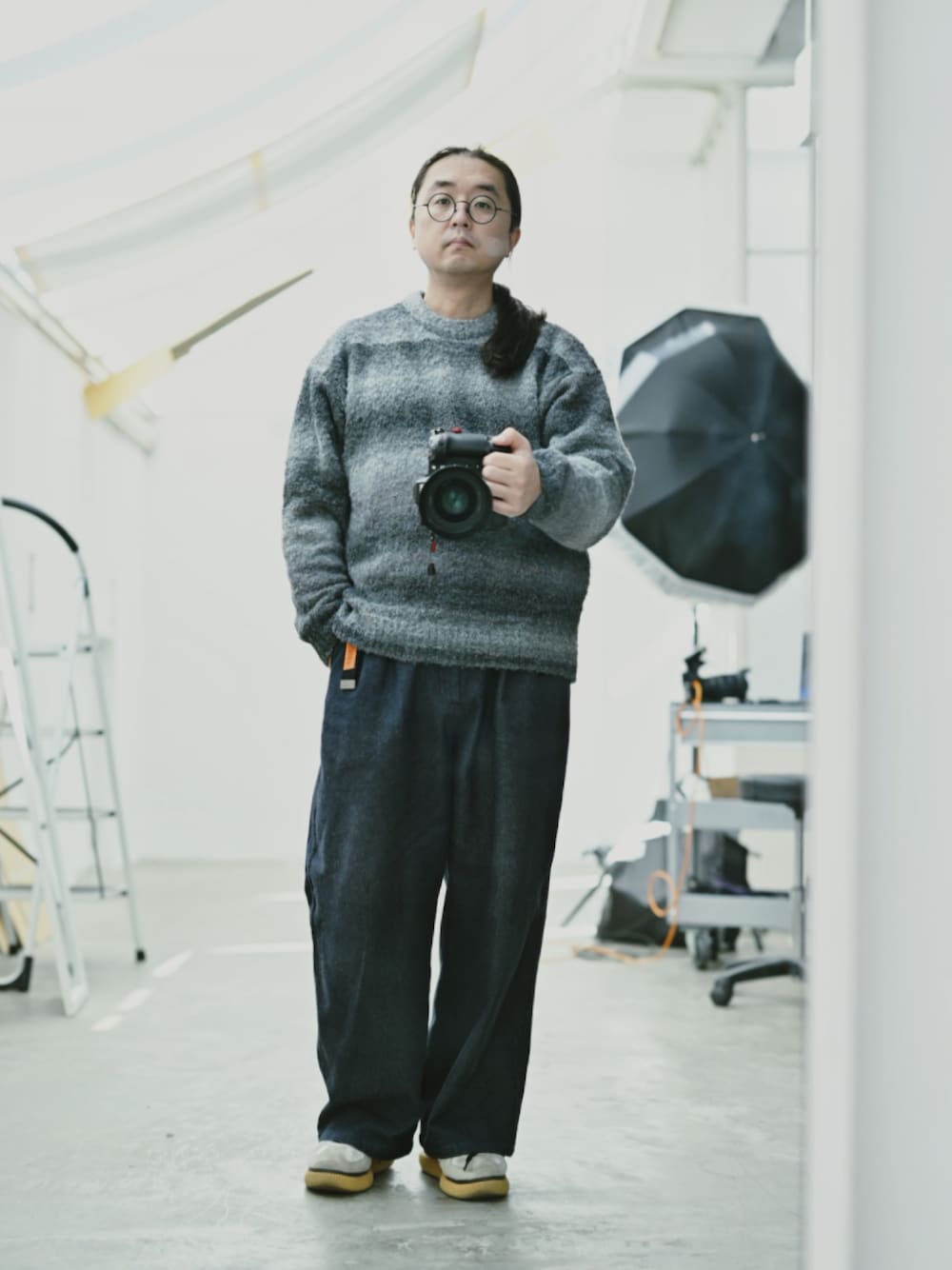 「おっさんコーデ、おっさんカジュアル、シンプルコーデ、グラデーションニット、CASPER JOHN、Onitsuka Tiger、universaloverall、CPCM、ニットコーデ」｜「CASPER JOHNのTapered wide slacks/テーパードワイドスラックス（スラックス、ブルー系）」を使った、Bunさん（メンズ・171cm）の冬コーディネートの1枚目の写真