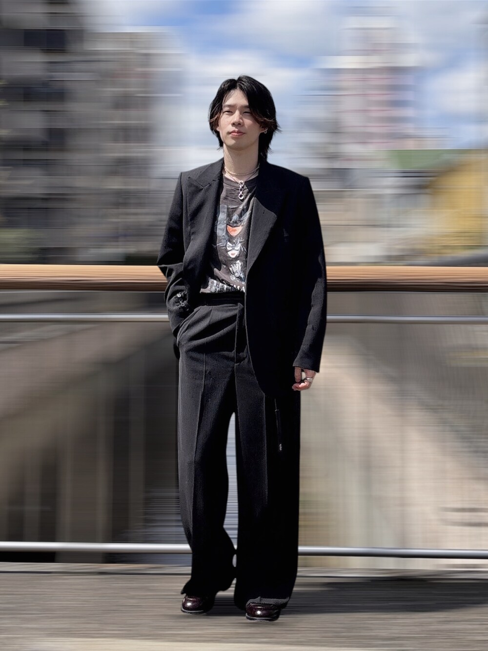 ブラック系のジャケット/アウター、ブラック系のパンツ、ブラウン系のシューズを着用したメンズの春コーディネートの1枚目の写真