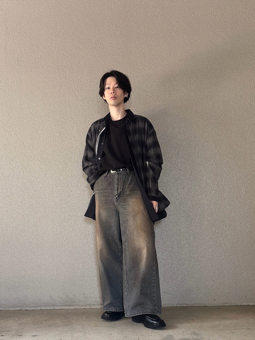 ブラック系のTシャツ/カットソー、ブラック系のシャツ/ブラウス、ブラック系のパンツを着用したメンズの夏コーディネートの1枚目の写真