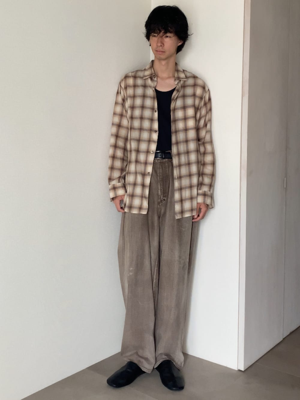 「タンクトップ、オープンカラーシャツ、メンズコーデ、カジュアルコーデ、シルバーアクセサリー、プチプラ、デートコーデ、大人コーデ、夏ルックで気分アップ、レイヤードスタイル、夏服コーデ、夏ファッション、ゆるコーデ、お出かけコーデ、テーマパークコーデ」｜「ANCELLMのアイテム（デニムパンツ、ブラウン系）」を使った、Ayumiさん（メンズ・178cm）の夏コーディネートの1枚目の写真