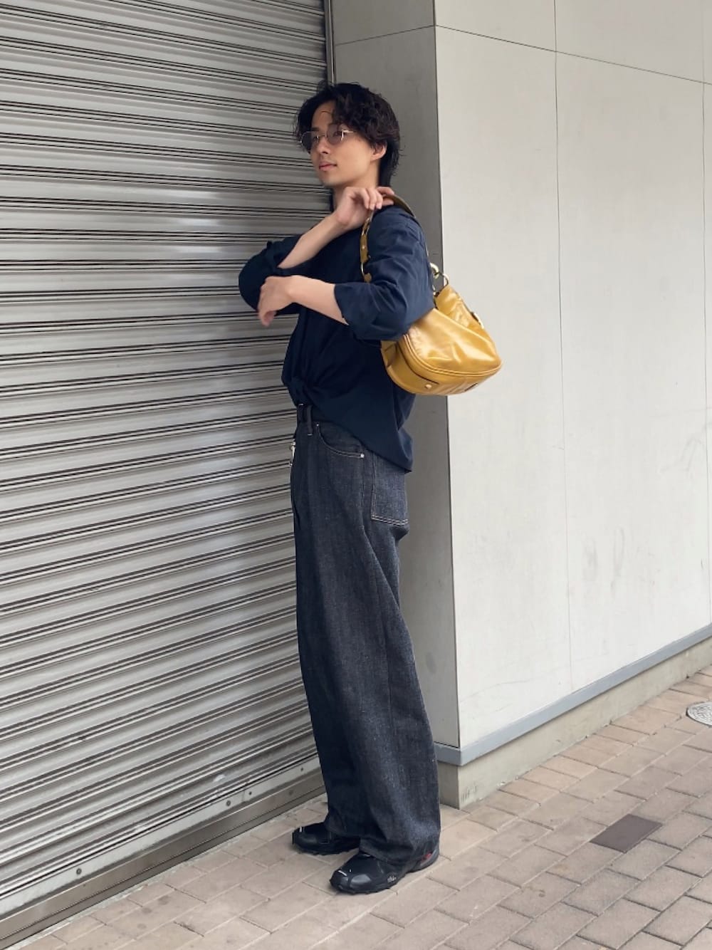 「夏ルックで気分アップ、デニム、サングラス、スポーツミックス、オープンカラーシャツ、夏コーデ、夏服コーデ、厚底シューズ、カラーコーデ、ブラック、デートコーデ、休日コーデ、シャツコーデ、夏だ！Tシャツ着よう！、フェススタイル」｜「T.Tのアイテム（デニムパンツ、ブラック系）」を使った、Ayumiさん（メンズ・178cm）の夏コーディネートの1枚目の写真