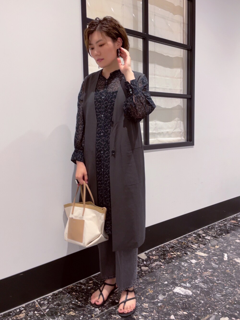 「COOLなこのコが仲間入り、オトナカジュアル、ワントーンコーデ、ブラウス、夏コーデ、大人カジュアル、大人コーデ、ootd、デニム、デニムパンツ」｜「BEAUTY&YOUTH UNITED ARROWSのBY ツイルロングジレ◆（その他アウター、グレー系）」を使った、emihcさん（レディース・165cm）の夏コーディネートの1枚目の写真