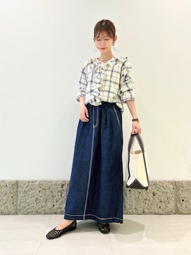 「URBAN RESEARCH DOORS（アーバンリサーチドアーズ）のチェックフリルブラウス（シャツ/ブラウス、ブルー系）」を使った、かなみさん（レディース・160cm）の春コーディネート