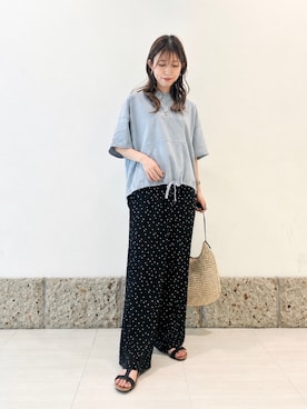 「URBAN RESEARCH DOORS（アーバンリサーチドアーズ）のヘムドロストプルオーバー（Tシャツ/カットソー、ブルー系）」を使った、かなみさん（レディース・160cm）の夏コーディネート