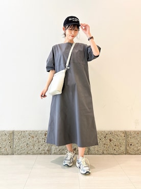 「URBAN RESEARCH DOORS（アーバンリサーチドアーズ）の2WAYランタンスリーブ ワンピース | 撥水/ウォッシャブル/アウトドア/キャンプ/雨の日/カジュアル（ワンピース、グレー系）」を使った、かなみさん（レディース・160cm）の春コーディネート