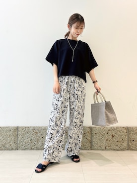 「URBAN RESEARCH DOORS（アーバンリサーチドアーズ）の『WEB/一部店舗限定カラー』フラワープリントイージーパンツ（その他パンツ、グレー系）」を使った、かなみさん（レディース・160cm）の夏コーディネート