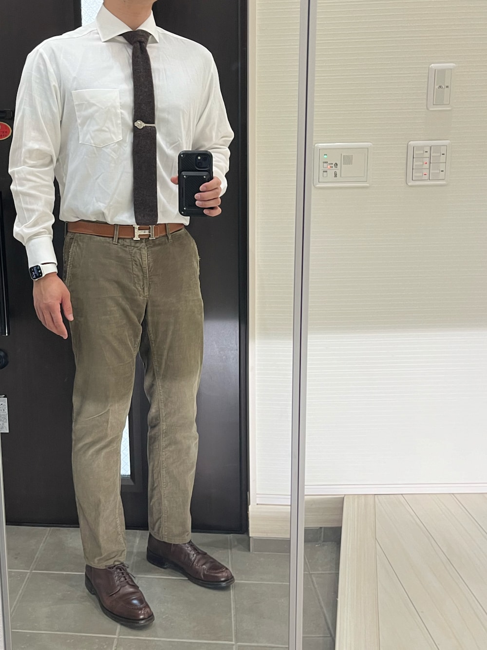 「コーデュロイ、コーデュロイパンツ、革靴、アースカラー、シャツ、ネクタイ、ブラウン、秋コーデ、秋のコーデ、オトナカジュアル、きれいめカジュアル、キレイめ、大人コーデ、秋、秋冬コーデ」｜「INCOTEXのアイテム（その他パンツ、ベージュ系）」を使った、Chrisさん（メンズ・181cm）の秋コーディネートの1枚目の写真