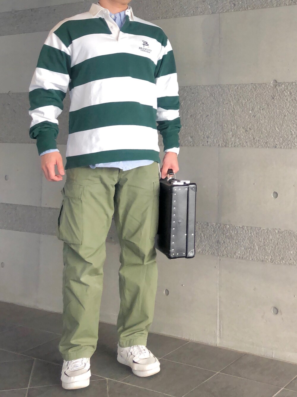 「シャツスタイル、シャツ、ラガーシャツ、ボーダー、ボーダートップス、レイヤードスタイル、カーゴパンツ、ミリタリー、ワントーンコーデ、白スニーカー、春コーデ、春、グリーン、大人カジュアル、オトナカジュアル」｜「Alpha Industriesのアイテム（カーゴパンツ、グリーン系）」を使った、Chrisさん（メンズ・181cm）の春コーディネートの1枚目の写真