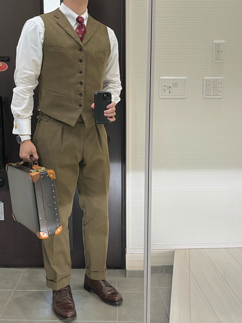 「ベスト、ベスト×シャツ、スリーピース、スラックス、ブラウン、カーキ、アースカラー、カーキパンツ、革靴、冬コーデ、トラッド、クラシカル、オフィスカジュアル、秋冬コーデ、キレイめ」｜「オーダーメイドセットアップのアイテム（スーツセット、グリーン系）」を使った、Chrisさん（メンズ・181cm）の冬コーディネートの1枚目の写真