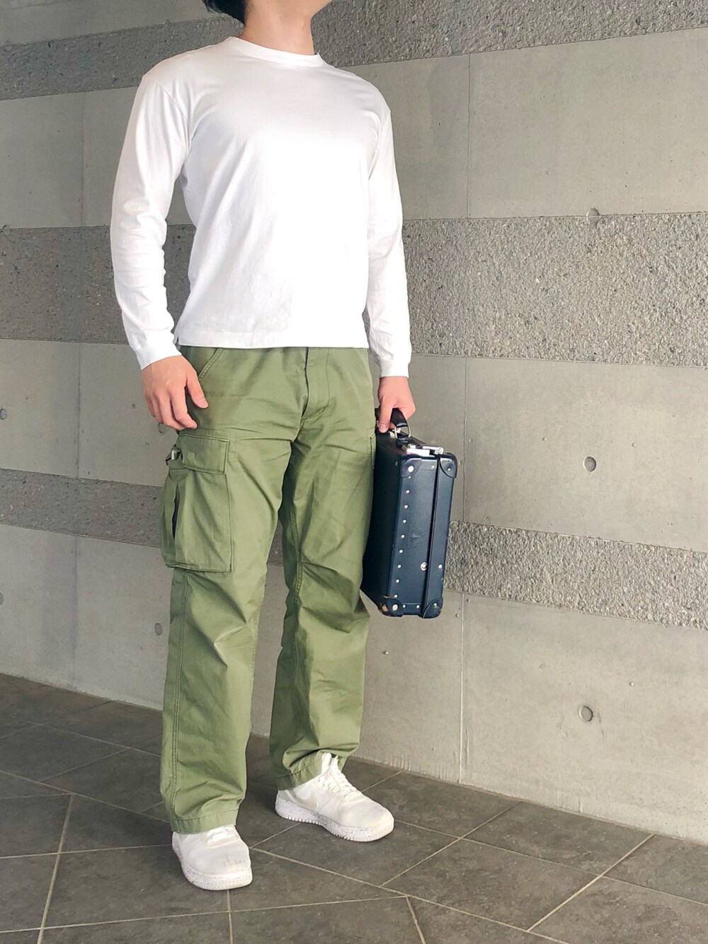 「Tシャツ、白Tシャツ、白スニーカー、スニーカー、カーゴパンツ、ミリタリー、シンプル、きれいめカジュアル、キレイめ、オトナカジュアル、大人カジュアル、春コーデ、春、春夏コーデ、カジュアルコーデ」｜「Alpha Industriesのアイテム（カーゴパンツ、グリーン系）」を使った、Chrisさん（メンズ・181cm）の春コーディネートの1枚目の写真