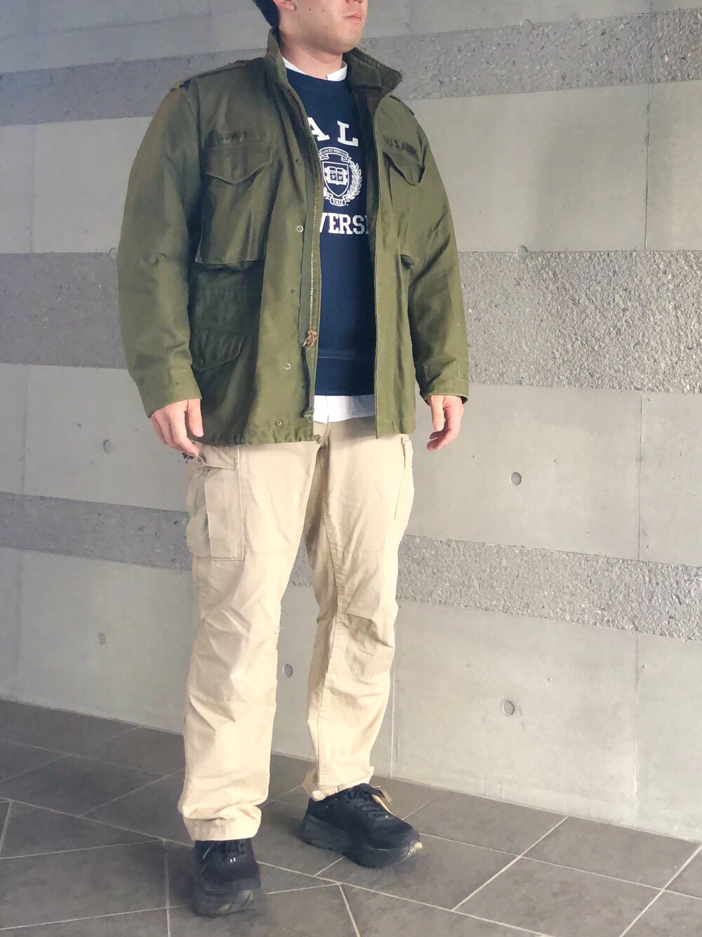 「ミリタリー、ミリタリージャケット、M65、シャツ、スウェット、ロゴスウェット、レイヤード、カーゴパンツ、スニーカー、黒スニーカー、大人カジュアル、オトナカジュアル、秋冬コーデ、冬コーデ、秋コーデ」｜「Alpha Industriesのアイテム（カーゴパンツ、ベージュ系）」を使った、Chrisさん（メンズ・181cm）の秋コーディネートの1枚目の写真