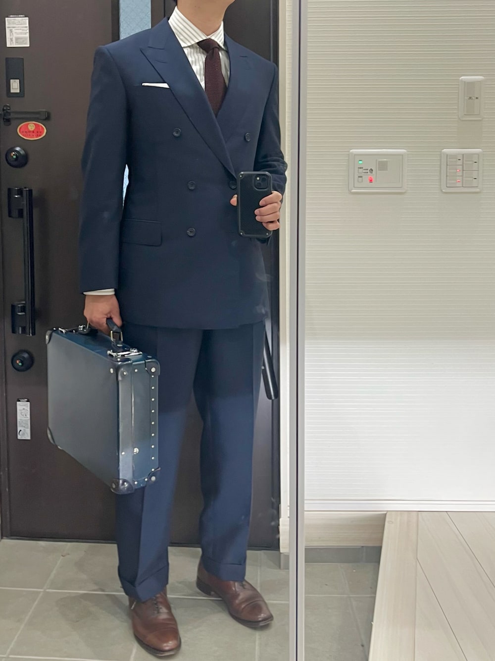 「アズーロ・エ・マローネ、スーツスタイル、スーツ、スーツコーデ、ダブルジャケット、スラックス、ストライプ、ネクタイ、春、キレイめ、オフィススタイル、大人コーデ、トラッド、クラシック、ストライプシャツ」｜「Allen Edmondsのアイテム（ドレスシューズ、ブラウン系）」を使った、Chrisさん（メンズ・181cm）の春コーディネートの1枚目の写真