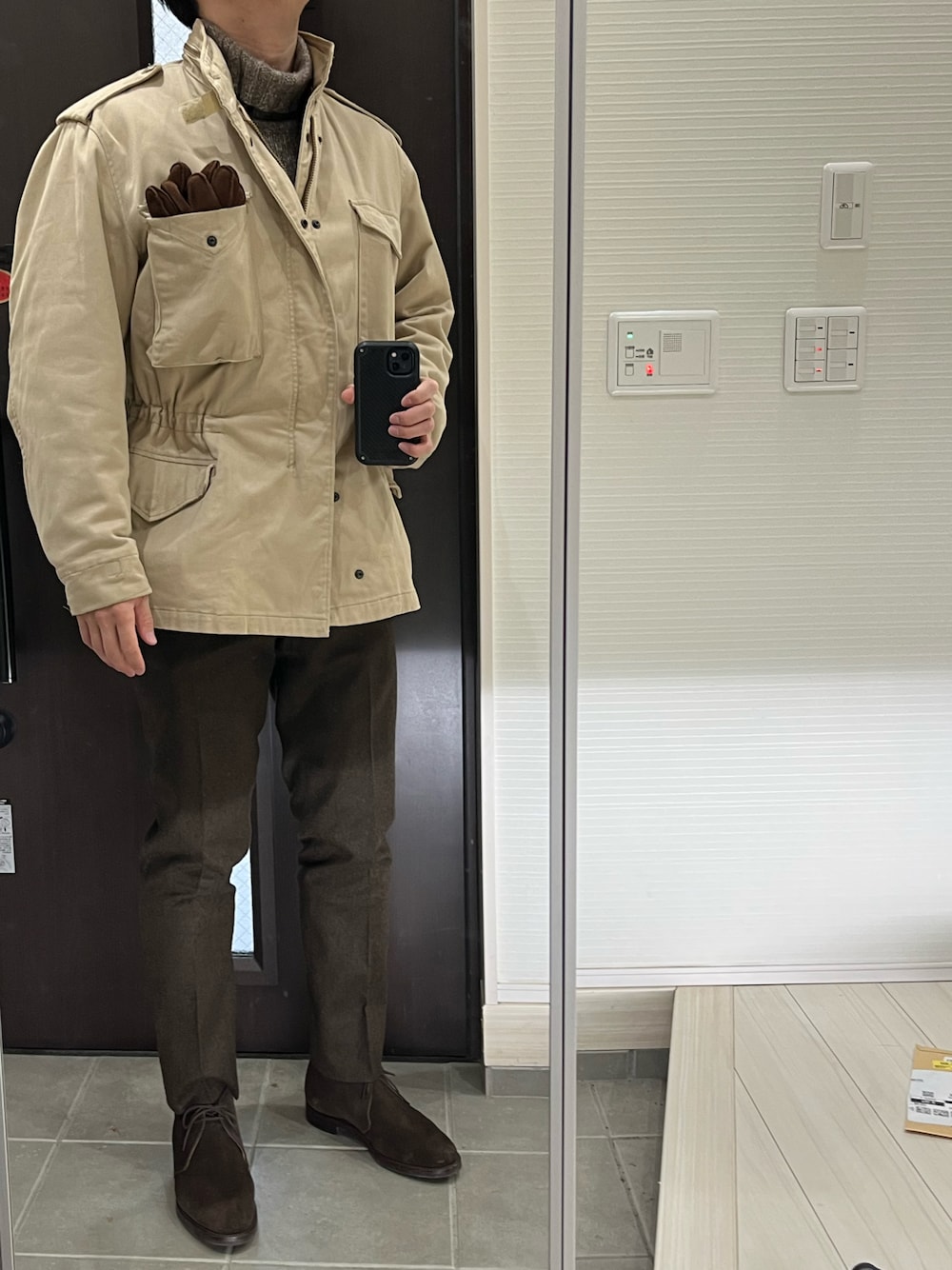 「M65、ミリタリー、ミリタリージャケット、ベージュ、ワントーン、ワントーンコーデ、ブラウン、きれいめカジュアル、オトナカジュアル、冬コーデ、秋冬コーデ、スラックス、チャッカブーツ、タートルネック、タートルネックニット」｜「PT01の◎PT01 / GENTS FIT ウールギャバジン 2プリーツスラックス（スラックス、ブラウン系）」を使った、Chrisさん（メンズ・181cm）の冬コーディネートの1枚目の写真