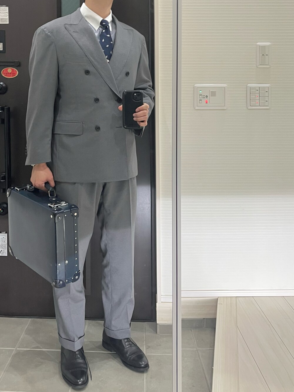 「スーツスタイル、スーツ、ダブルジャケット、スラックス、オフィススタイル、テーラードジャケット、トラッド、クラシカル、グレー、春色、春コーデ、春、春夏コーデ、キレイめ、サスペンダー」｜「BERWICHのアイテム（ドレスシューズ、ブラック系）」を使った、Chrisさん（メンズ・181cm）の春コーディネートの1枚目の写真