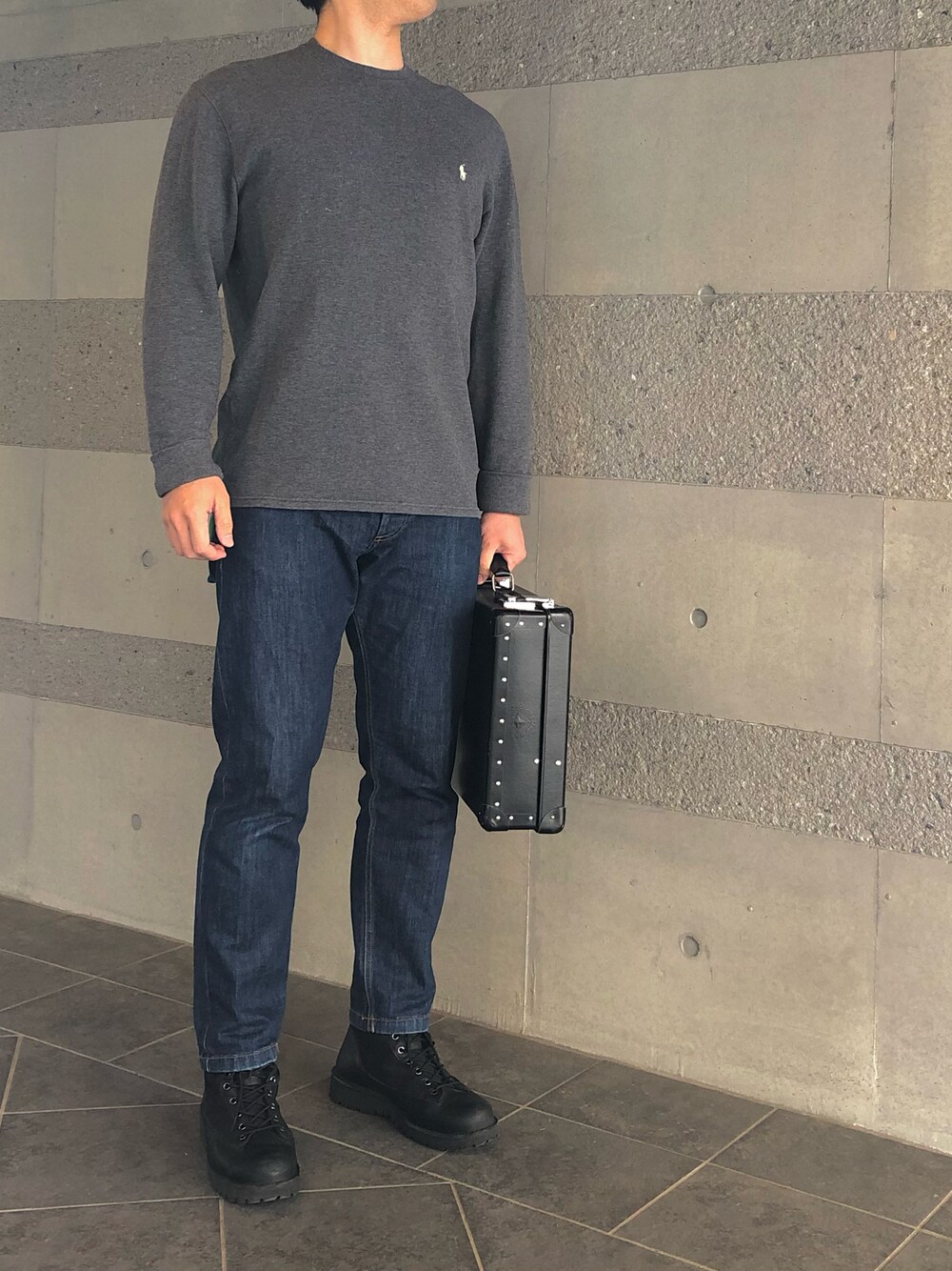 「カットソー、Tシャツ、スウェット、グレー、デニム、デニムパンツ、ブーツ、アメカジ、アメカジコーデ、オトナカジュアル、大人カジュアル、春コーデ、シンプル、大人コーデ、ラフ」｜「ENTRE AMISのentre amis / アントレアミ ミディアムウォッシュストレッチデニム（デニムパンツ、ブルー系）」を使った、Chrisさん（メンズ・181cm）の春コーディネートの1枚目の写真