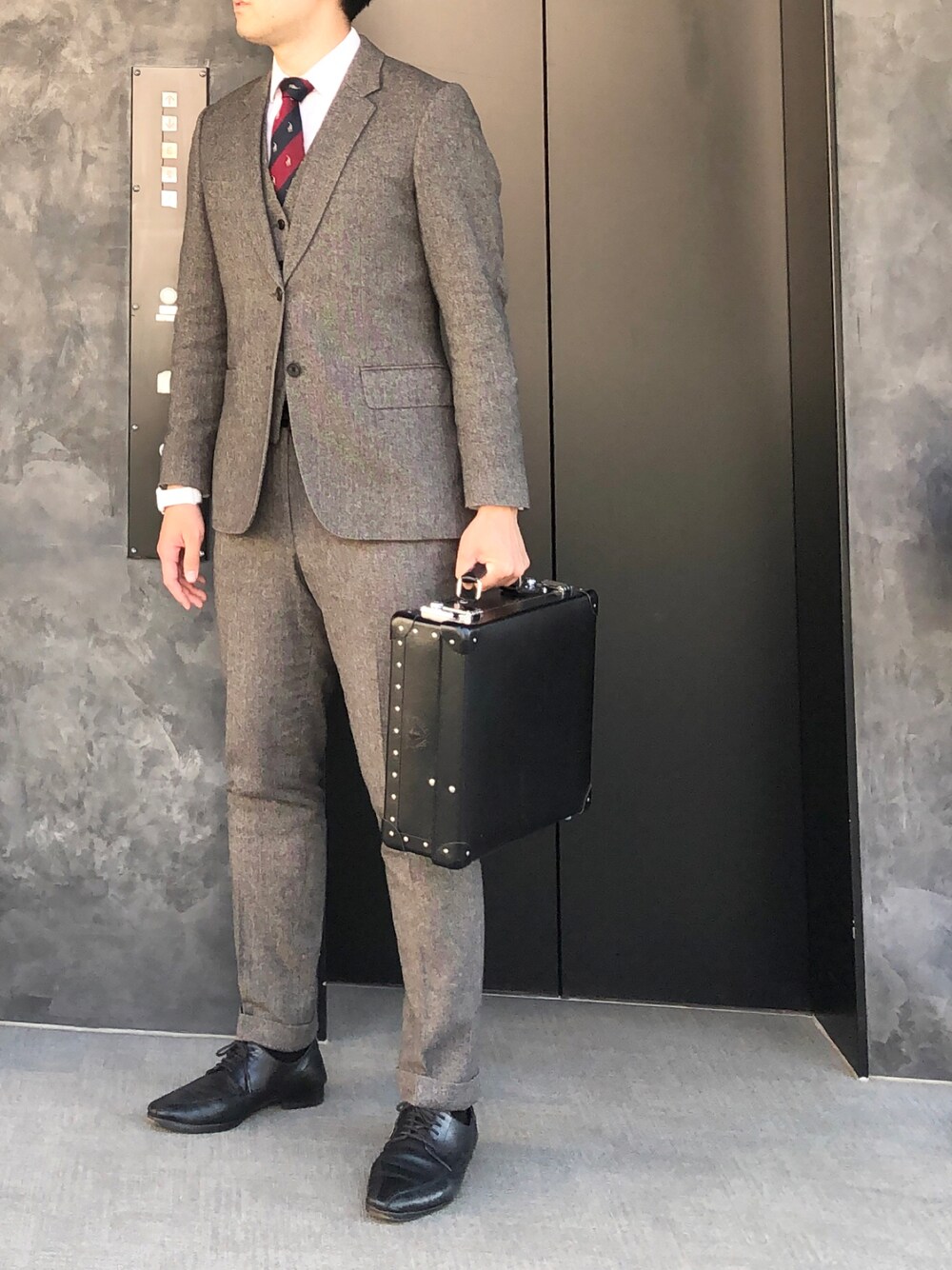 「大人コーデ、秋のコーデ、スラックス、冬コーデ、革靴、へリンボーン、スーツスタイル、スーツ、シャツスタイル、ネクタイ、秋コーデ、秋冬コーデ、ベスト、ジャケット、仕事着」｜「GLOBE-TROTTERのアイテム（ビジネスバッグ、ブラック系）」を使った、Chrisさん（メンズ・181cm）の秋コーディネートの1枚目の写真